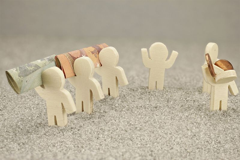 Foto: Kleine Figuren mit Geldscheinen und Münzen